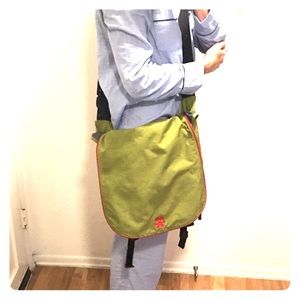 Crumpler messenger back in green