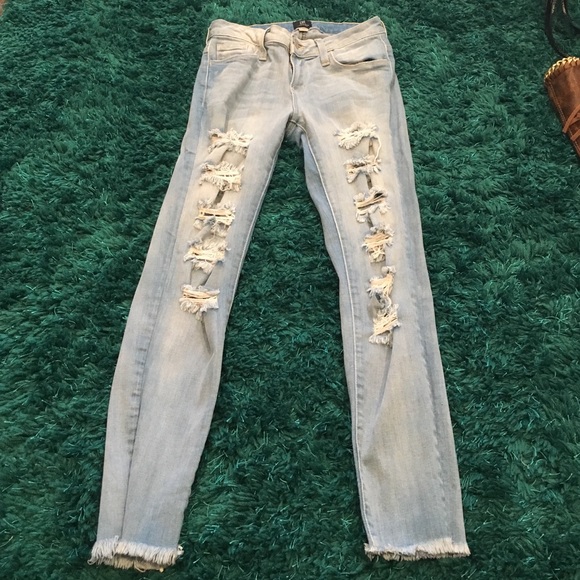 LIGHT WASHED RIPPED JEANS