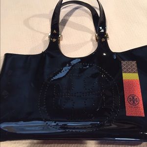 Tory BURCH black patent Bombe