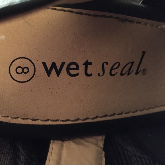 Black and white chevron wedge