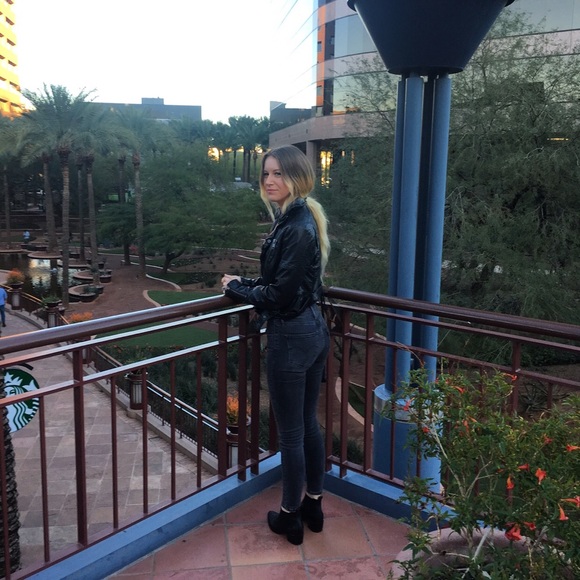 Meet your Posher, Olivia - Picture 3 of 3