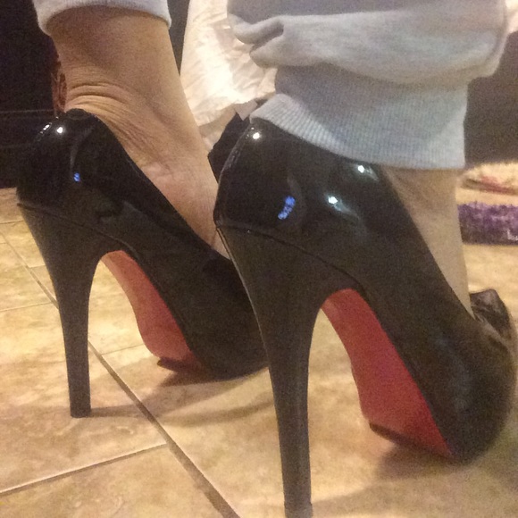 Final sale🎉 black leather  and red heels.