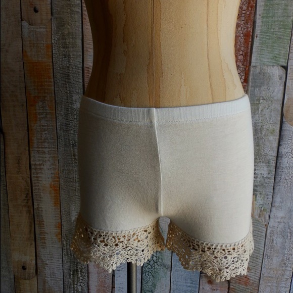 Lace Short Extenders in CREAM - Picture 2 of 2