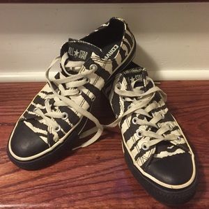 ‼️Reduced‼️ Zebra converse*