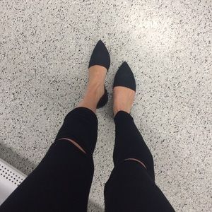 Pointy-toe black flats