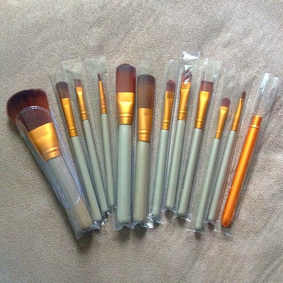 💕SOLD💕 NWOT 12pcs. Makeup brushes