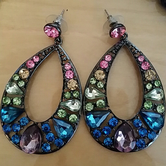 Multi color rhinestone necklace and earrings - Picture 3 of 4