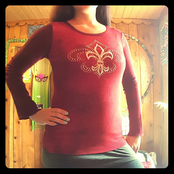 Light/dark red long sleeve with silver pattern
