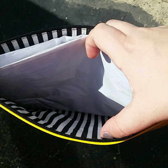 🚨🚫SOLD🚫🚨Kate Spade taxi clutch - Picture 3 of 4