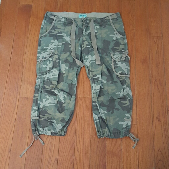 Camo cargo capris