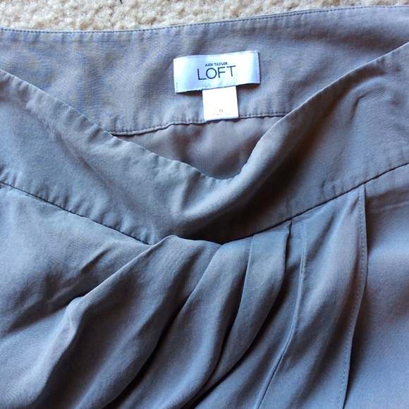 GIFTED 🎁AT LOFT Silk Grey Overlap Petal Skirt - Picture 4 of 4