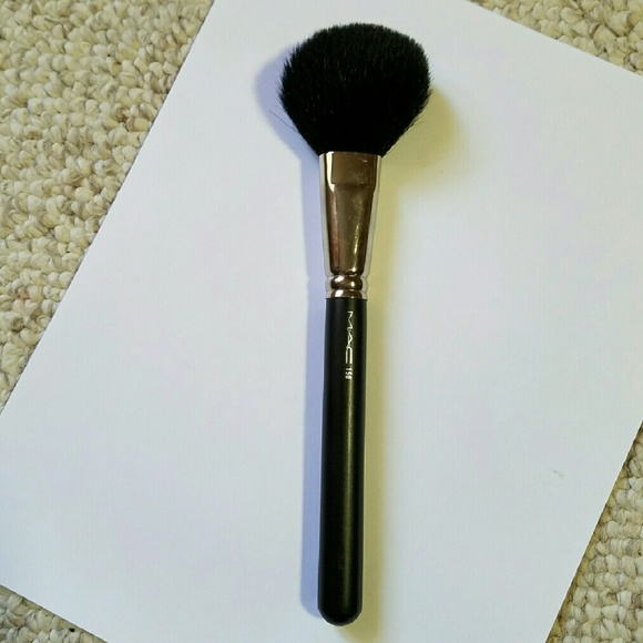MAC 150 powder brush