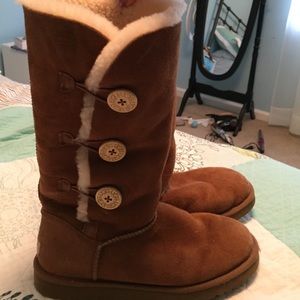 Bailey Button Triplet Uggs- Chestnut