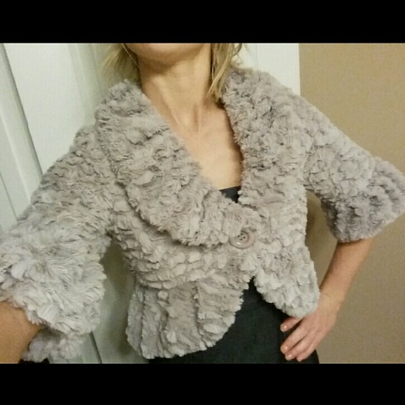 Faux fur cropped grey cardi/jacet.