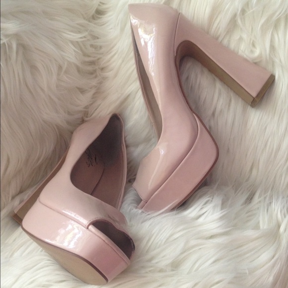 REDUCED FERGIE MAGNIFICENT Heels LightBlush Patent - Picture 3 of 5
