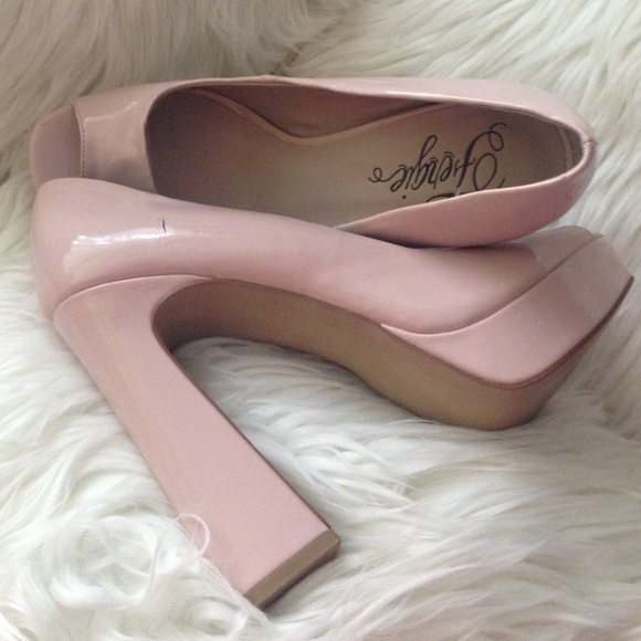 REDUCED FERGIE MAGNIFICENT Heels LightBlush Patent - Picture 5 of 5