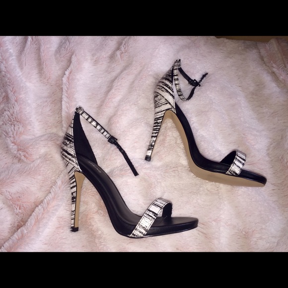 Super cute Black and white print heels