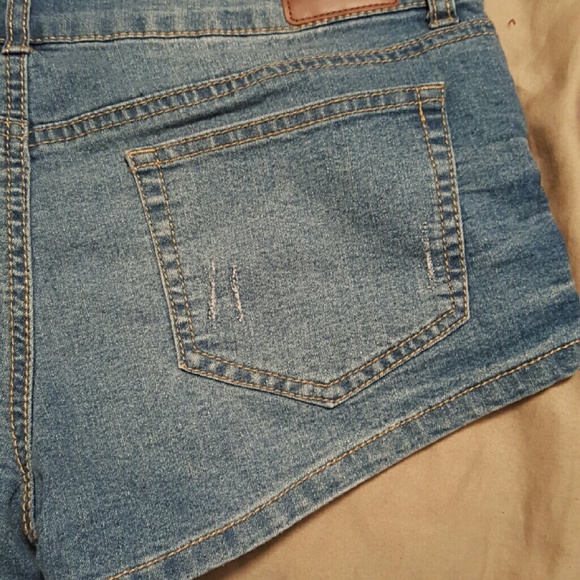 Short shorts - Picture 2 of 2