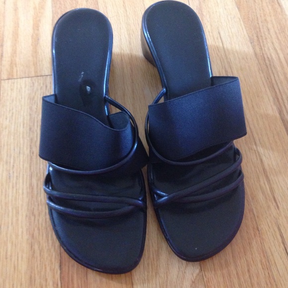 Black wedges