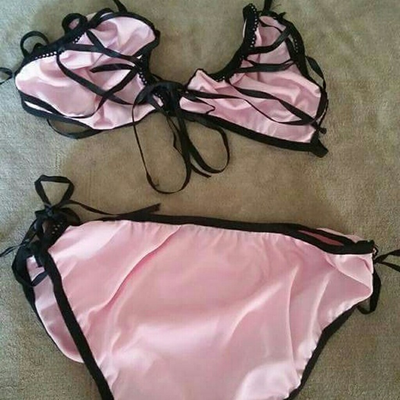 Bikinis - Picture 1 of 2