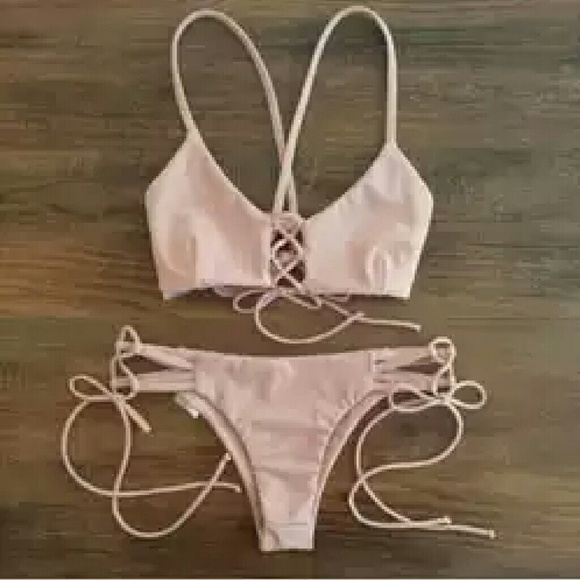 Bikinis - Picture 4 of 4