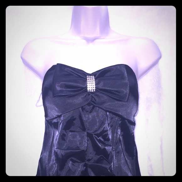 Strapless top w/ rhinestone bow