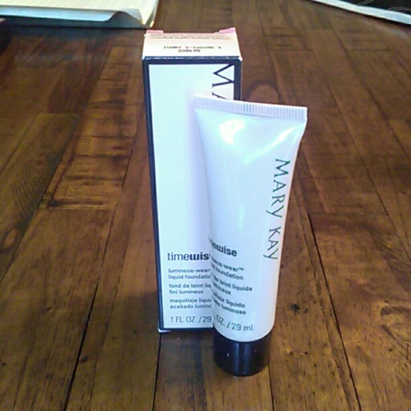 Mary Kay TimeWise Luminous-wear Liquid Foundation