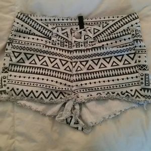 H&M divided shorts black & white design sz: 4