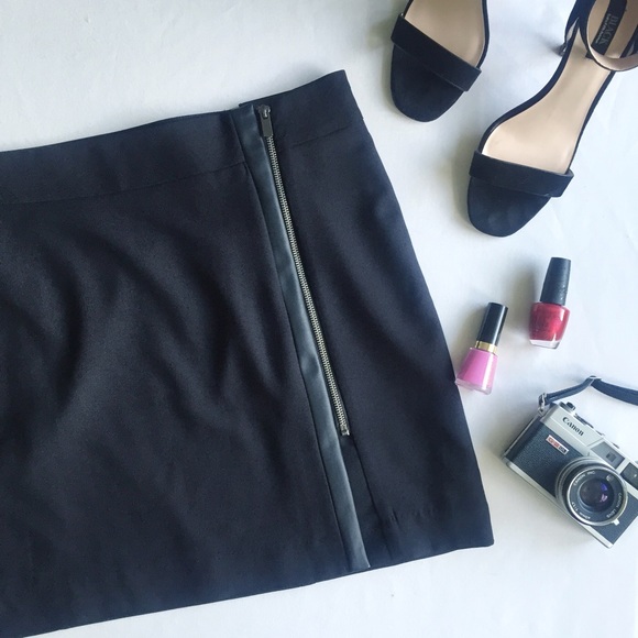 Banana Republic Dresses & Skirts - Banana Republic Skirt w/ Exposed Side Zipper