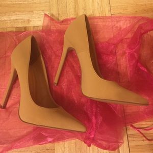 Nude pumps