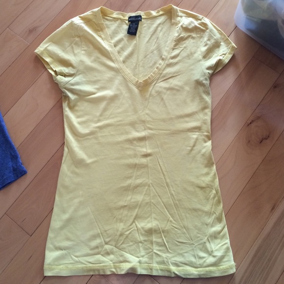 V neck T-shirts - Picture 2 of 3