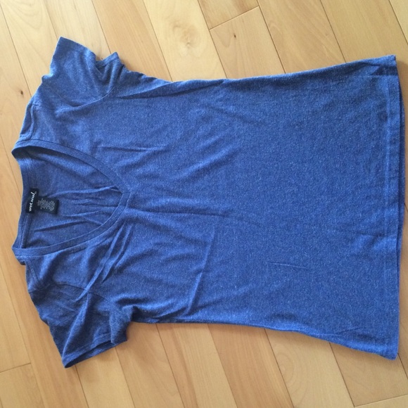V neck T-shirts - Picture 3 of 3