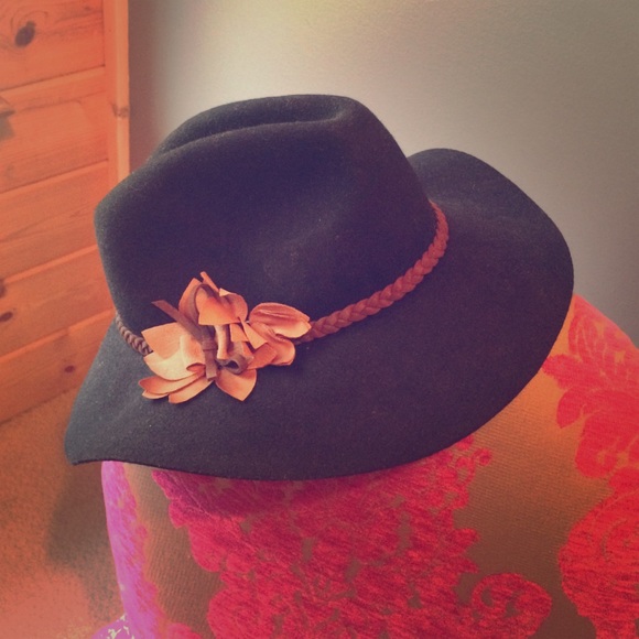 August brand Floppy Hat with flower detail