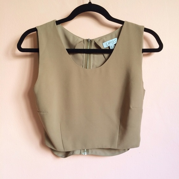 Cameo Class Cutout Crop Top - Picture 3 of 4