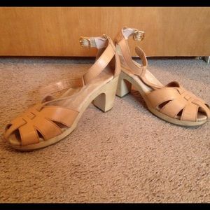 Old Navy tan buckle shoes