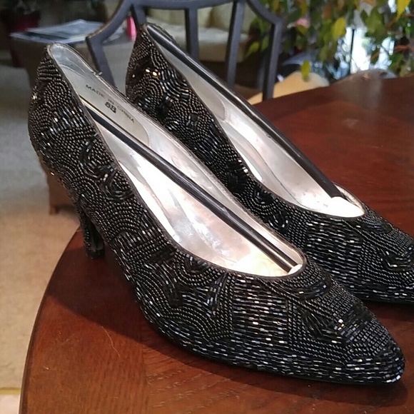 Size 8 beatiful low heel sequin pumps.