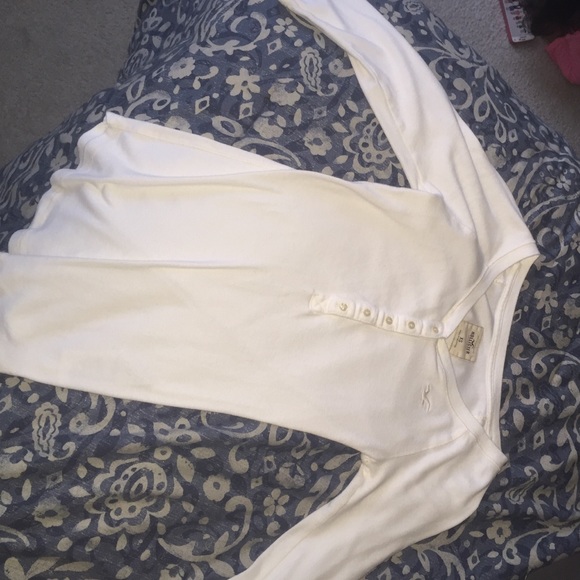 White hollister shirt