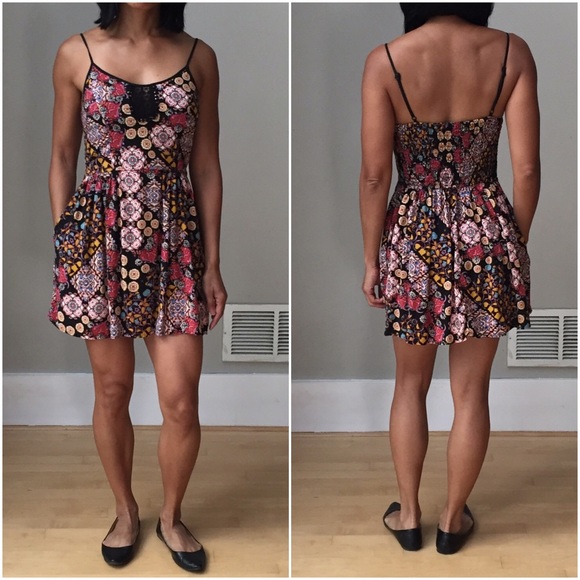 Summer dress with dazzling pattern.