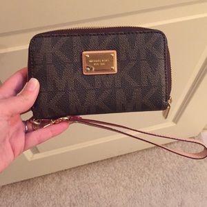 Michael kors phone clutch