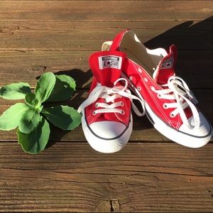 Fresh Low Top Red Converse 🎈