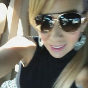 Meet your Posher, Eva