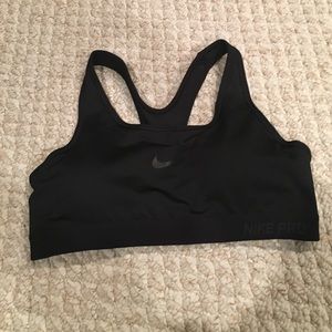 Black Nike pro sports bra