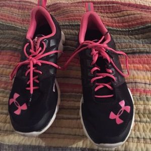 Under armor black and pink tennis shoes