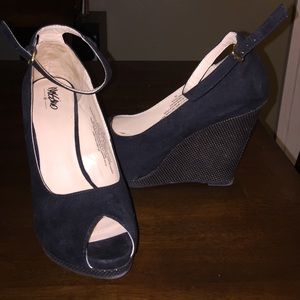 Mossimo black and gold wedges