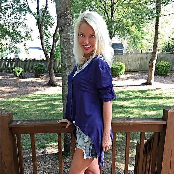So cute! navy lightweight sharkbite hem blouse! - Picture 2 of 3
