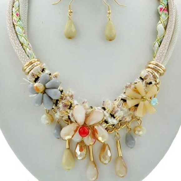 Gorgeous Flower Necklace Set - Picture 2 of 2