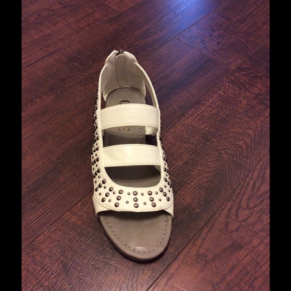 Bella Stylish White Sandals Brand NIB - Picture 4 of 4