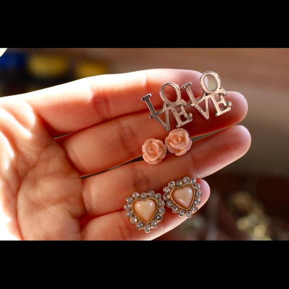 Adorable set of 3 studs earrings Sweetheart themed