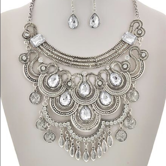 Gorgeous Rhinestone Chandelier Necklace set - Picture 2 of 2