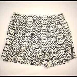 Forenza/Limited - black/white shorts w/side zips